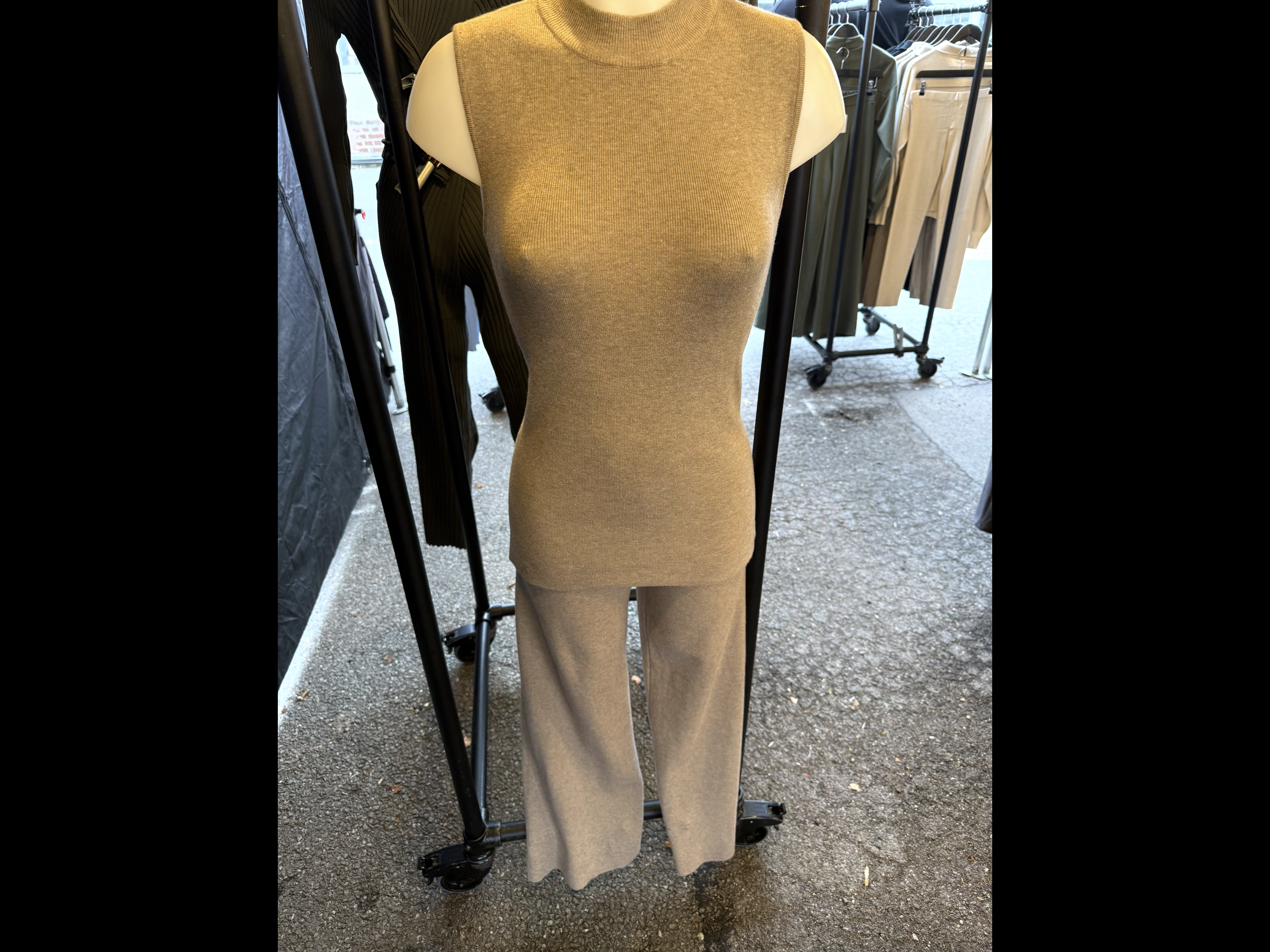 THE CHARLOTTE SET IN BLACK